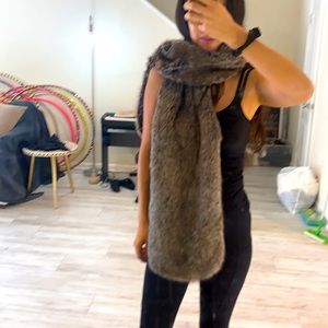 Nwot Faux fur long scarf banana republic